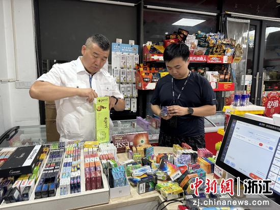 杭州烟草及公安执法人员对校园周边某店铺开展夜查。杭州市烟草专卖局供图 杭州烟草及公安执法人员对校园周边某店铺开展夜查。杭州市烟草专卖局供图