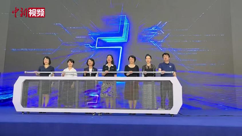 “古丝绸之路”科技考古启程 学者们移动考古实验室车上做研究
