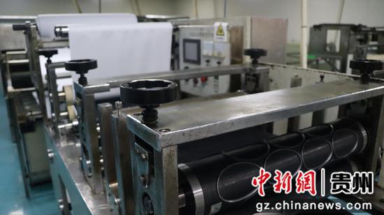 图为出口产品的涂布工序。 图为出口产品的涂布工序。