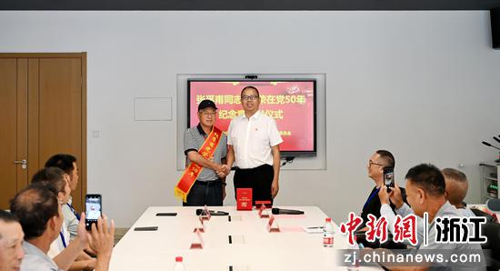 该公司党委书记赵春建向张孚甫同志表示祝贺。诚意药业供图