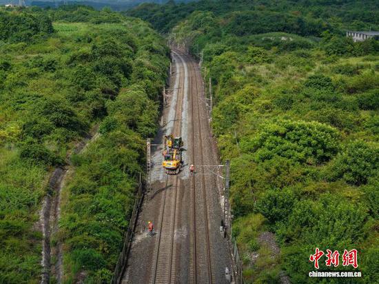 沪昆铁路贵州段2025年大修集中修施工现场。 国铁成都局供图 沪昆铁路贵州段2025年大修集中修施工现场。 国铁成都局供图