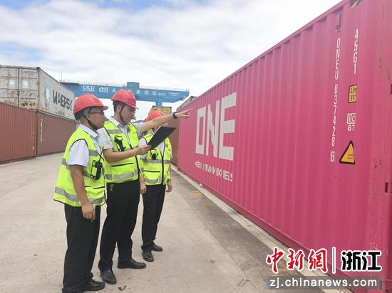 方明伟(左二)指导货运员现场确认待发出口集装箱箱号核对方法。金温铁道公司 供图 方明伟(左二)指导货运员现场确认待发出口集装箱箱号核对方法。金温铁道公司 供图
