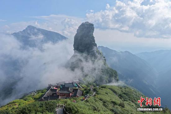 图为航拍游客在梵净山游玩。(无人机照片) 图为航拍游客在梵净山游玩。(无人机照片)