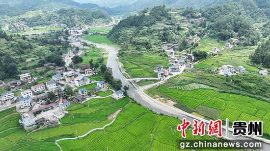 平庄镇路溪河村河流与村庄相映成趣。沈启照 摄 平庄镇路溪河村河流与村庄相映成趣。沈启照 摄