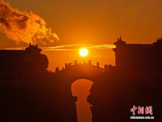 图为航拍游客在红云金顶上拍照游玩。(无人机照片) 图为航拍游客在红云金顶上拍照游玩。(无人机照片)