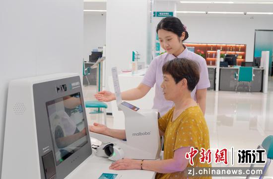 客户在农行宁波慈溪分行营业部体验血压仪。 邹婷 摄