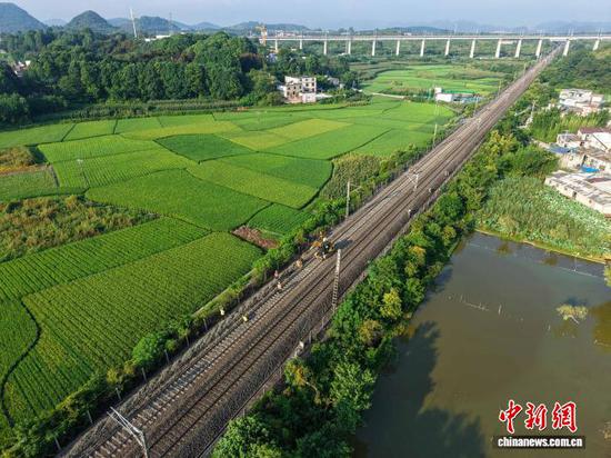 沪昆铁路贵州段2025年大修集中修施工现场。 国铁成都局供图 沪昆铁路贵州段2025年大修集中修施工现场。 国铁成都局供图