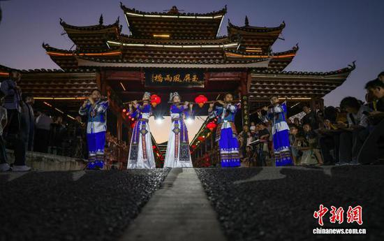 图为玉屏箫笛喜获巴拿马金奖110周年民俗展演活动现场。胡攀学 摄 图为玉屏箫笛喜获巴拿马金奖110周年民俗展演活动现场。胡攀学 摄