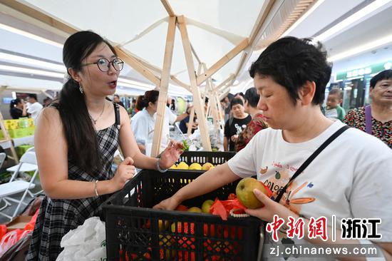 图为:市民选购鲜果。中新社记者 王刚 摄