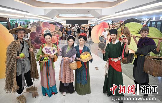 图为:身着汉服的“果农”展示现代农业培育的水果。中新社记者 王刚 摄