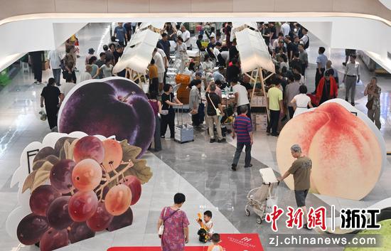 图为:市民在浙江精品水果展现场选购。中新社记者 王刚 摄