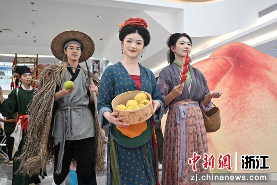 图为:身着汉服的“果农”展示现代农业培育的水果。中新社记者 王刚 摄