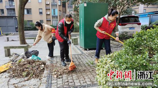濮院镇流动党员在社区内清扫。濮院镇供图 濮院镇流动党员在社区内清扫。濮院镇供图