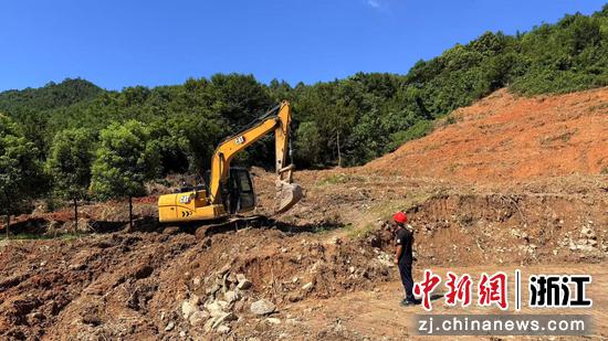 土地清表施工现场。翁丹琪 摄 土地清表施工现场。翁丹琪 摄