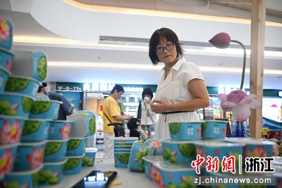 图为:当季果莲吸引市民。中新社记者 王刚 摄