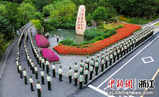 武警湖州支队官兵走进安吉余村开展主题活动。武警湖州支队供图 武警湖州支队官兵走进安吉余村开展主题活动。武警湖州支队供图