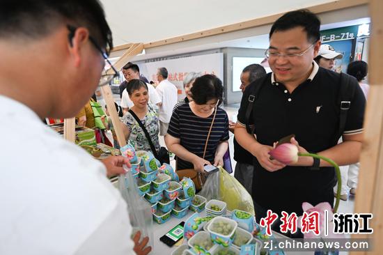 图为:当季果莲吸引市民。中新社记者 王刚 摄