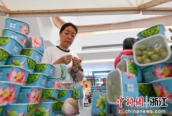 图为:市民选购来自金华的果莲。中新社记者 王刚 摄