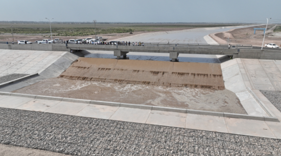 8月1日，巴楚县红海水库除险加固工程正式进入下闸蓄水阶段，水从引水渠道奔涌而来进入水库。2