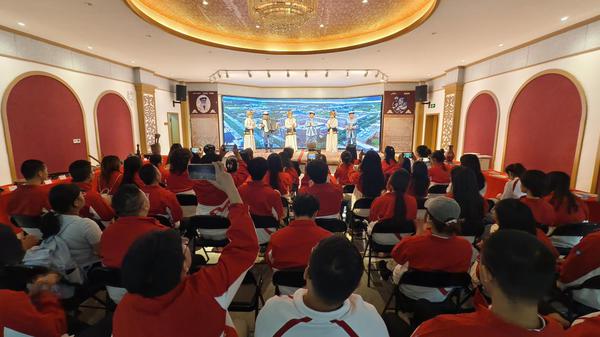 图为：志愿者们走进阿开奇县玛纳斯史诗馆 苏云巴依·吐我逊那力 摄