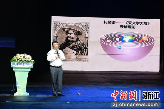 图为：“网红物理老师”李永乐科普天文知识。中新社发 朱贵添  摄