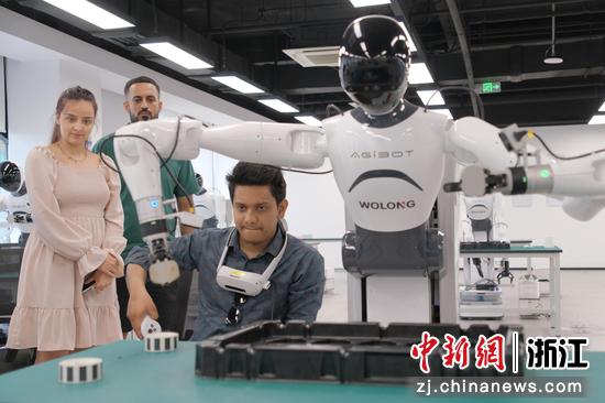 7月31日,来自孟加拉国的留学生吉山体验通用数据采集。曹丹 摄 7月31日,来自孟加拉国的留学生吉山体验通用数据采集。曹丹 摄