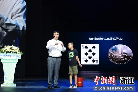 图为：李永乐以互动形式开展科普。中新社发 朱贵添  摄