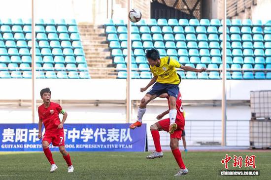 图为贵州省足协队（黄衣）对阵上海海港U13队。记者 瞿宏伦 摄