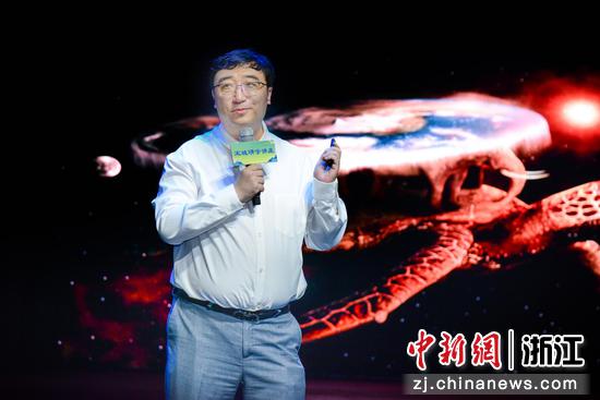 图为：“网红物理老师”李永乐进行科普。中新社发 朱贵添  摄