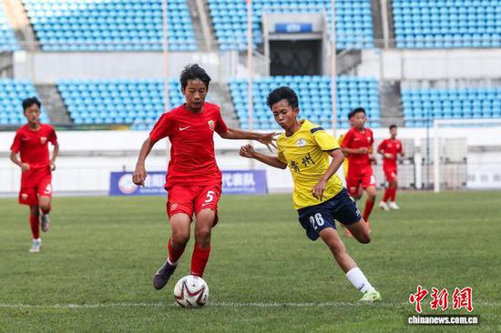 8月2日，贵州省足协队(黄衣)对阵上海海港U13队。记者 瞿宏伦 摄