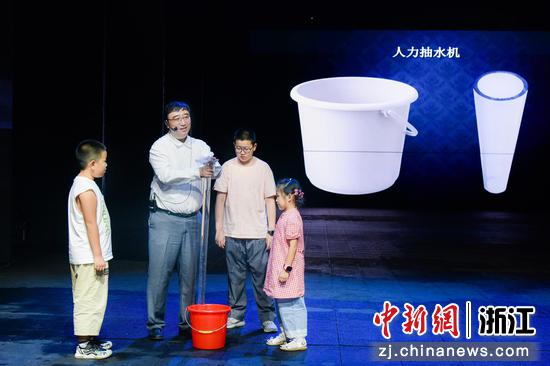 图为：李永乐和孩子们互动。中新社发 朱贵添  摄