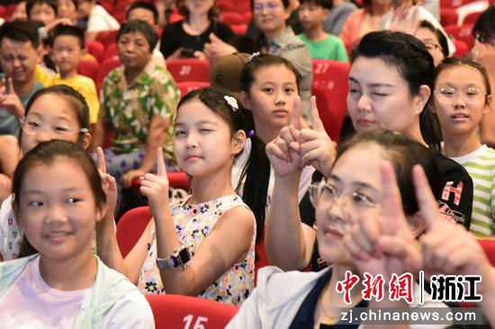 图为：学生和家长等专注聆听、参与互动。中新社发 朱贵添  摄