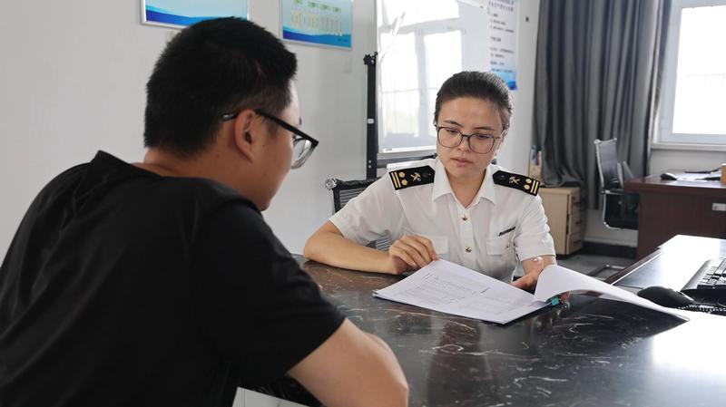 阿拉山口海关关员正在为企业办理通关业务。格日乐图 摄 阿拉山口海关关员正在为企业办理通关业务。格日乐图 摄