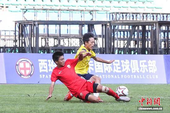 8月2日，贵州省足协队(黄衣)对阵上海海港U13队。记者 瞿宏伦 摄