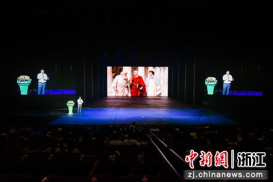 图为：《神奇的科学》科普讲座吸引不少聆听者。中新社发 朱贵添  摄