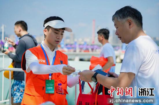“平安义警”志愿者现场发放资料。主办方 供图 “平安义警”志愿者现场发放资料。主办方 供图