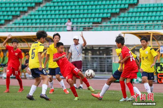 8月2日，贵州省足协队(黄衣)对阵上海海港U13队。记者 瞿宏伦 摄
