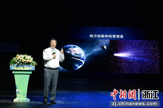 图为：李永乐科普天文知识。中新社发 朱贵添  摄