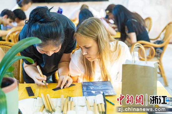浙江万里学院留学生在古城里体验文化项目。慈城镇 供图 浙江万里学院留学生在古城里体验文化项目。慈城镇 供图