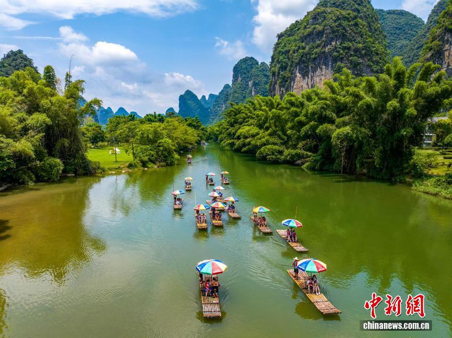 广西阳朔暑期旅游热 山水泛舟游人织