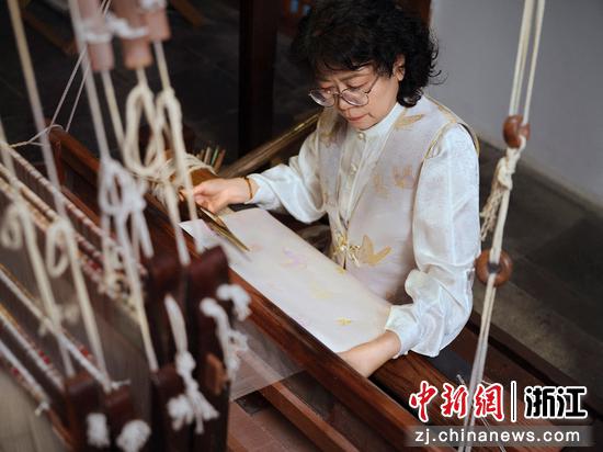 非遗宋锦代表性传承人王晨。花西子供图