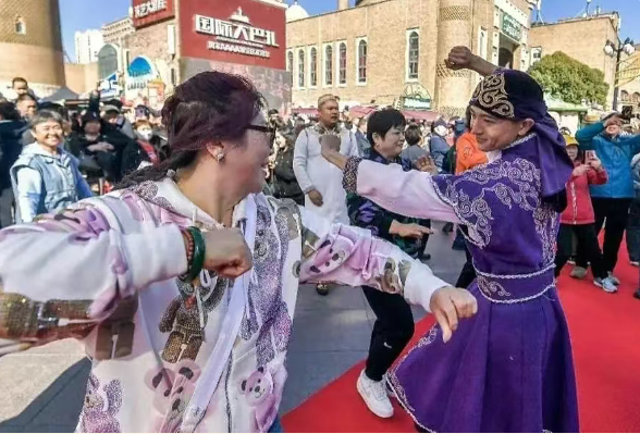 吾拉木·阿布都卡德尔：同心同行 见证家乡巨变