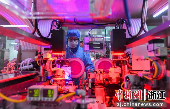 浙江汇隆晶片技术有限公司智能生产车间。金华开发区 供图