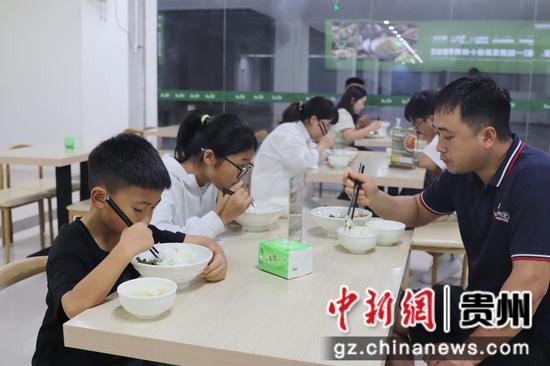 附近居民来社区食堂吃饭。刘育彤 摄 附近居民来社区食堂吃饭。刘育彤 摄