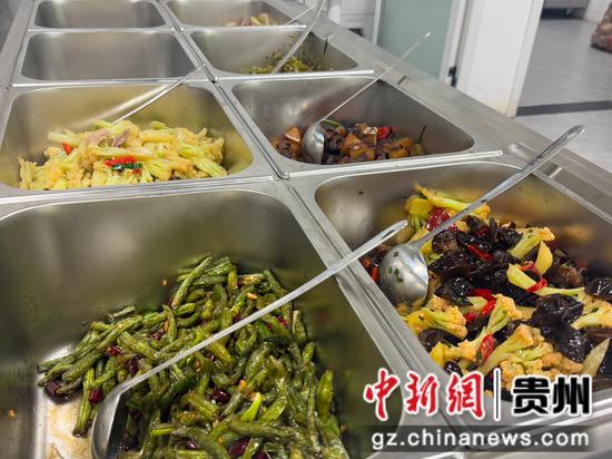 社区食堂香喷喷的饭菜。 张弘扬 摄 社区食堂香喷喷的饭菜。 张弘扬 摄