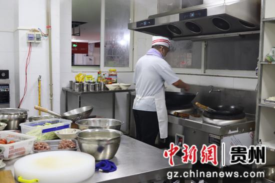 食堂打造透明厨房。 张弘扬 摄 食堂打造透明厨房。 张弘扬 摄