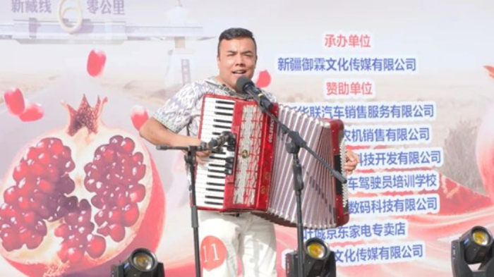 参赛选手激情开唱。刘国雄 摄
参赛选手激情开唱。刘国雄 摄