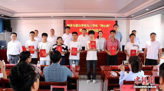 8月4日,九三学社贵州省委联系爱心社员为贵州省毕节市赫章县乌蒙山学校高中部九三学社“同心班”7名应届高考成绩优异的学生发放助学金及证书。张雪 摄 8月4日,九三学社贵州省委联系爱心社员为贵州省毕节市赫章县乌蒙山学校高中部九三学社“同心班”7名应届高考成绩优异的学生发放助学金及证书。张雪 摄