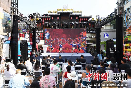 8月3日,“贵阳夜经济•贵阳是座不夜城”抖音达人探店网络传播启动仪式暨接力活动现场。 8月3日,“贵阳夜经济•贵阳是座不夜城”抖音达人探店网络传播启动仪式暨接力活动现场。