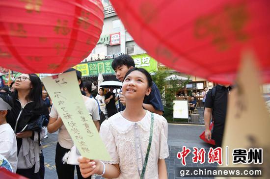 8月3日,市民游客在“贵阳夜经济•贵阳是座不夜城”抖音达人探店网络传播启动仪式暨接力活动现场猜谜。 8月3日,市民游客在“贵阳夜经济•贵阳是座不夜城”抖音达人探店网络传播启动仪式暨接力活动现场猜谜。